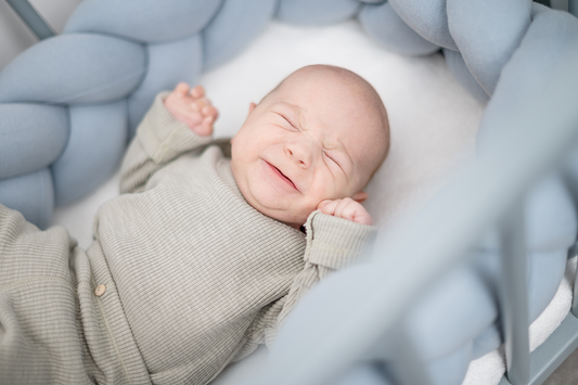 Unruhiger Babyschlaf: Gründe, Lösungen und Tipps